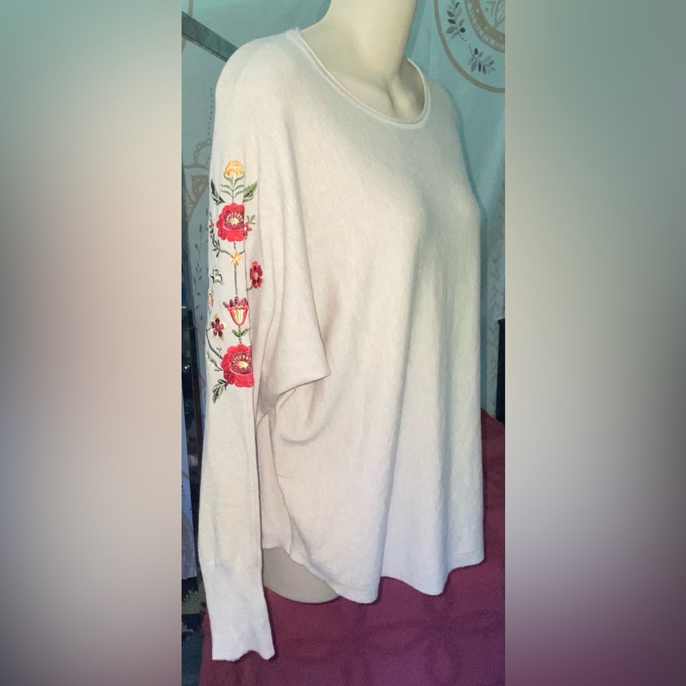 NWT Milano embroidered flowers sweatshirt sz large Heather Sand